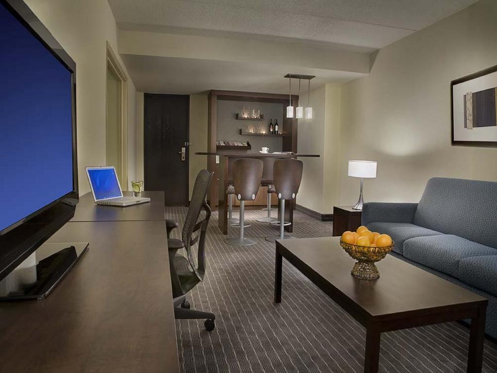 Edward Hotel North York Toronto Room photo